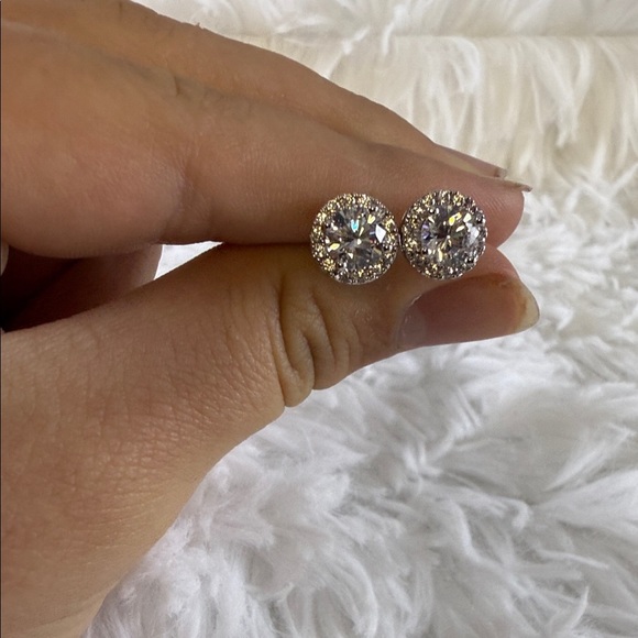 Elegant Silver Stud Earrings G4 - Picture 1 of 4